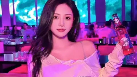 女子一分钟两次跳楼被救